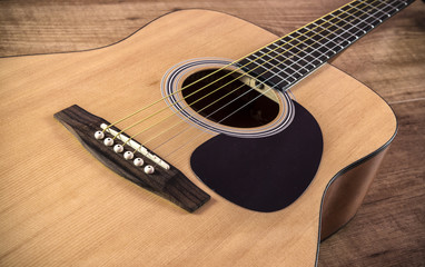 Guitarra acústica sobre madera