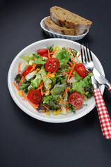 Gemischter Salat mit Brot und Besteck