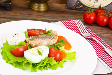 Salmon, Lettuce, Tomato and Sweet Pepper with Egg