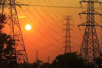 送電線の鉄塔と夕焼け