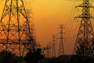 送電線の鉄塔と夕焼け