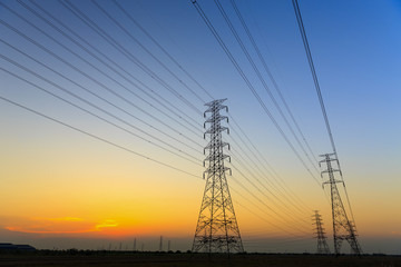 送電線の鉄塔と夕焼け