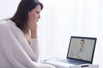 Naklejka premium This toothache is killing me