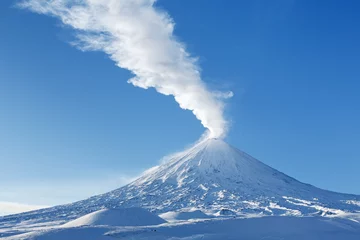 Selbstklebende Fototapete Vulkan Winteransicht auf dem Ausbruch des aktiven Vulkans Kamtschatka-Halbinsel