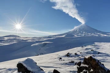 Fototapeten Winter view on eruption Klyuchevskoy Volcano - active volcano of Kamchatka Peninsula © Alexander Piragis