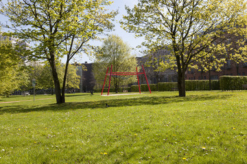 Kinderspielplatz in der Großstadt ohne Kinder