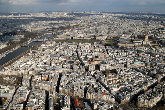 Blick vom Eiffelturm &uuml;ber Paris mit Seine und Invalidendom