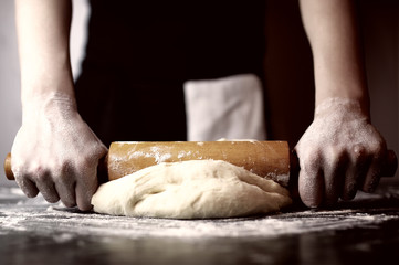 pizza prepare dough hand topping