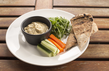 Hummus with crudites & wholemeal pitta 
