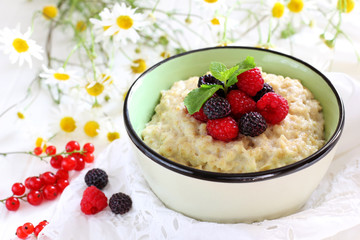 Oatmeal with berries and mint