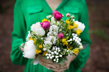 bukiet z bliska u dziewczyny na zielono © nearforest