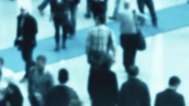 menschen in bewegung auf messe