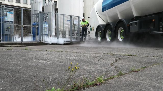 Station de remplissage air liquide avec un homme et son camion