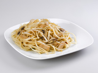Tagliatelle with chicken and vegetables