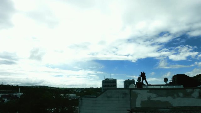 schornsteinfeger arbeitet auf dach 