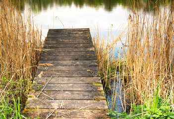 Obraz premium A wooden pier over the lake, spring time