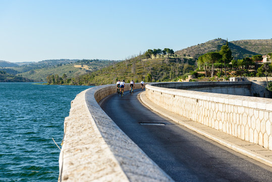 Cyclists crossing the Marathon dam