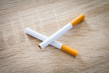 Zigaretten liegen auf hölzernem Hintergrund