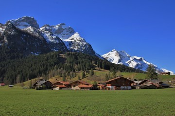 Fototapeta na wymiar Springtime in Gsteig bei Gstaad