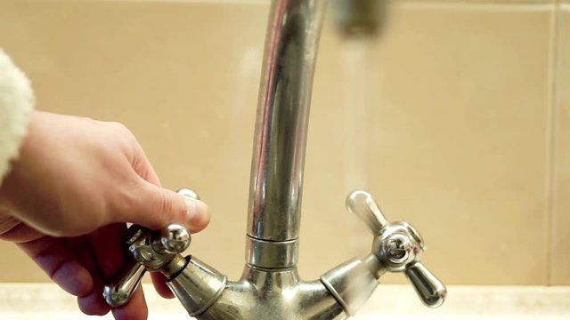 Opening and closing retro water faucet