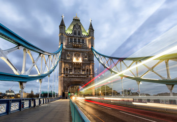 Fototapeta na wymiar Auf der Tower Bridge in London mit vorbeifahrendem Bus
