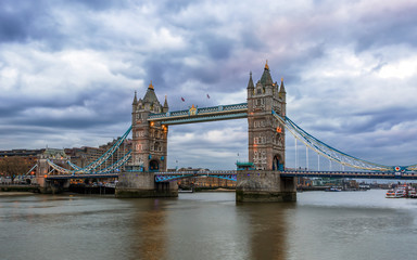Tower Bridge in London am Nachmittag mit bewölktem Himmel