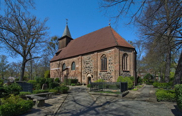 Fototapeta na wymiar St.-Annen-Kirche in Berlin Dahlem, das älteste Gebäude in Dahlem