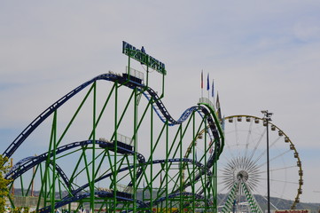 Attraktionen auf dem Frühlingsfest auf dem Wasen (Achterbahn und Riesenrad)