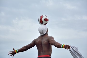 Spectacle de rue à Montmartre au sacré coeur, un athlète et son ballon de football