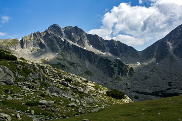 Naklejka premium Amazing panorama of the Yalovarnika peaks in Pirin Mountain, Bulgaria