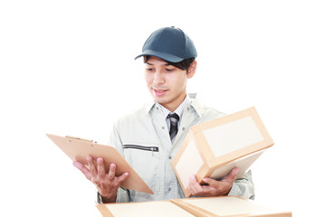 荷物を運ぶ笑顔の男性