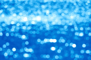 T&uuml;rkisblaues glitzerndes Wasser Bokeh