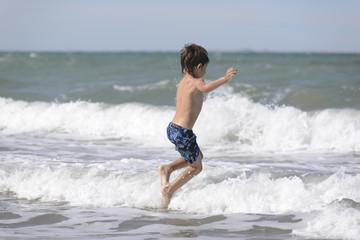 Fototapeta premium Disfrutando de las Olas del Mar 