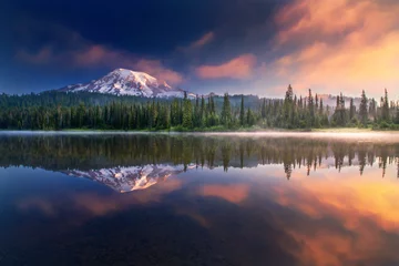 Fototapeten Mt. Rainier und Reflexionen © FreebillyPhotography