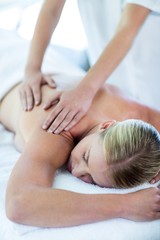 Obraz na płótnie Canvas Woman receiving a back massage