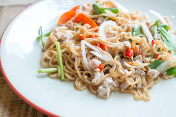 Instant noodle in spicy salad