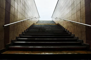 Photo sur Plexiglas Tunnel escalier. la lumière devant