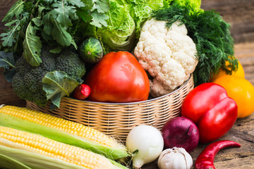 Composition with assorted raw organic vegetables