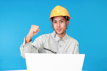 ガッツポーズの労働者