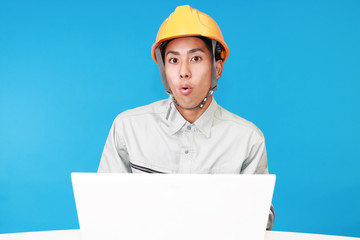 驚いた表情の作業員