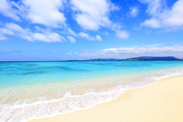 Fototapeta na wymiar 美しい沖縄のビーチと夏空