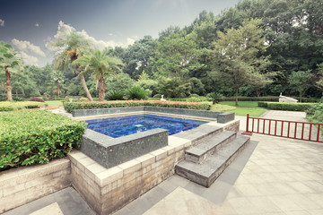 Obraz premium swimming pool in back yard of holiday totel
