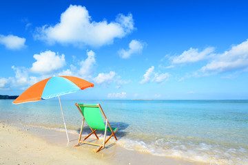 沖縄の美しい海とビーチパラソル