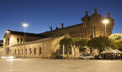 Naklejka premium public building in Barcelona at night