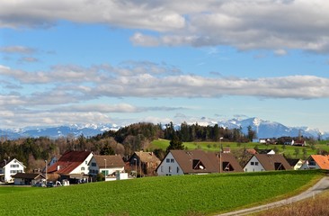 Einsiedlerstrasse der Gemeinde Horgen am Zürichsee, mit schneebedeckten Schweizer Bergen im Hintergrund, Schweiz