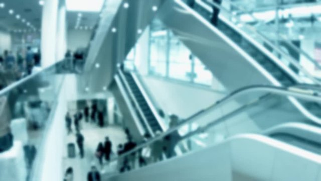 menschenbewegung auf messe &uuml;ber rolltreppe