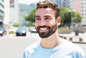 Fototapeta premium Moderner Mann mit Bart in der Stadt