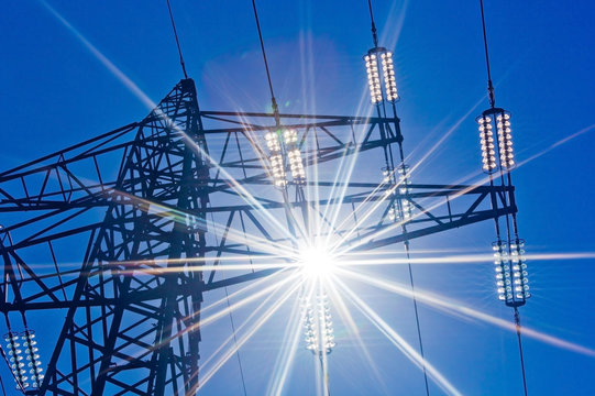 Strommast mit Strom aus Sonnenenergie. Elektrizit&auml;t aus Solarenergie und alternativen &Ouml;kostrom.