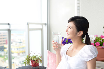お水を飲み寛ぐ女性
