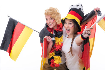 frauen feuern gemeinsam beim fußball an